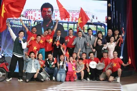 BLV Quang Huy rủ MC Lại Văn Sâm và dàn nghệ sĩ 'đi bão'