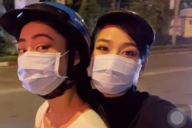 Lương Thùy Linh chạy xe máy chở Đỗ Hà dạo đêm