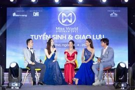 Lương Thùy Linh, Kiều Loan được fan săn đón tại Cần Thơ