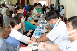Tiểu Vy, Đỗ Hà, Kiều Loan tổ chức khám bệnh cho công nhân