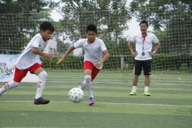HLV Nguyễn Hồng Sơn lần đầu chia sẻ quá khứ bị mẹ xích chân không cho đi đá bóng