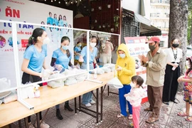 CLB 'Suối mát từ tâm' hơn 15.000 suất cơm tặng bà con nghèo