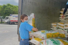 Thùy Tiên dùng tiền sinh nhật mua máy thở và 5 tấn gạo hỗ trợ bà con