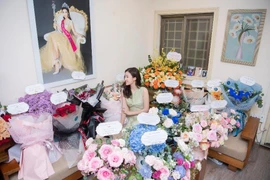 Sinh nhật ngập hoa được chở bằng siêu xe của Hoa hậu Đỗ Mỹ Linh
