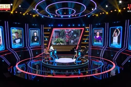 Nín thở với hình ảnh người phụ nữ đội nguyên chiếc xe máy lên đầu
