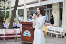 Mạng xã hội truyền tay nhau hình ảnh Thùy Tiên xinh đẹp trong áo dài nữ sinh