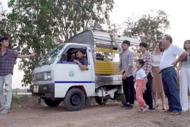 Long 'keo' thuê siêu xe của ba thằng bạn để chở cả nhà đi dã ngoại