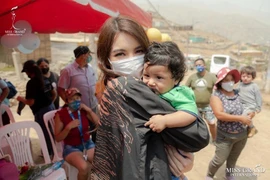 Hoa hậu Thùy Tiên vượt đường xa, trao quà tại ngoại ô Lima - Peru 