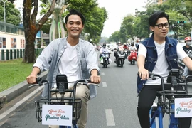 MC Quốc Bảo và Huỳnh Thanh Trực đua xe đạp công cộng