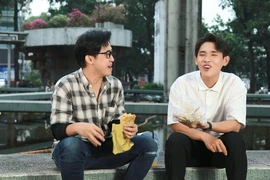 MC Quốc Bảo phá luật mời Quỳnh Lý ăn vặt 