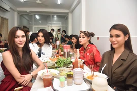 Thuỳ Tiên cùng tốp 10 'Miss Grand Thailand' thưởng thức phở Việt Nam 