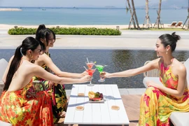 Lương Thùy Linh, Kiều Loan, Tường San khoe lưng trần trên bãi biển