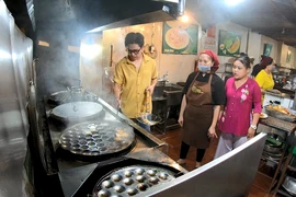 Quốc Bảo tố Ngọc Hoa tráo bánh khọt của đầu bếp để giành chiến thắng