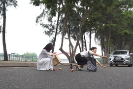 Thấy Lệ Bình nhớ lại chuyện cũ, Thu Cúc thừa cơ giá họa cho tình địch