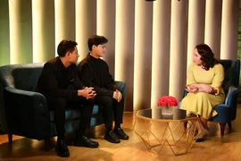  Chàng trai song tính chia sẻ từng yêu cùng lúc ba người