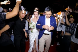 Thu Trang hóa cô dâu, Thái Hòa gây xúc động khi dắt tay con gái trên thảm đỏ