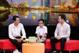 'Điều con muốn nói': Bé trai bị ung thư mắt mong có tiền xây nhà cho cha