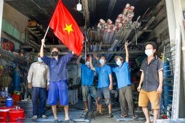Người lao động hẻm Nguyễn Văn Công phất cờ mừng gỡ phong tỏa