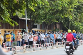 Cần đi lại với các tỉnh, người dân TP.HCM đổ xô xét nghiệm COVID-19