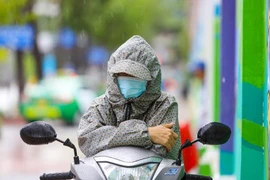 Phụ huynh mỗi người một góc, dầm mưa đợi con thi tốt nghiệp