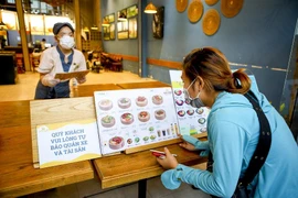 Quận 7 mở cửa: Người dân bắt đầu đi ngân hàng, mua đồ ăn, mua điện thoại