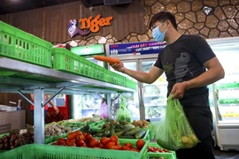 Phố Tây Bùi Viện: Nhân viên quán bar, vũ trường chuyển sang bán rau củ