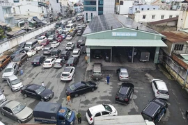  Xe ô tô, cơ giới xếp hàng dài chờ đăng kiểm sau nới lỏng giãn cách