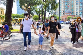 Cùng người dân TP.HCM tận hưởng ngày cuối tuần 'bình thường mới'