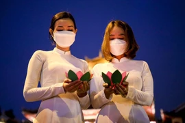 Ngàn đóa hoa đăng tiếc thương cho đồng bào đã mất vì COVID-19
