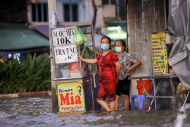 Ảnh: Người dân ngán ngẩm với đợt triều cường cao nhất năm