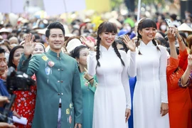 Hoa hậu H’Hen Niê, Á Hậu Kim Duyên cùng 2.000 người diễu hành tại lễ hội áo dài