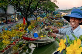 Tấp nập thuyền hoa cập Bến Bình Đông, nhà vườn ngập tràn hy vọng