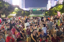Người dân đổ về phố đi bộ Nguyễn Huệ ngắm pháo hoa mừng Lễ 2-9