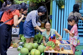Bất ngờ với 'phiên chợ mùa thu' mua bán như thời xa xưa giữa Sài Gòn