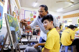 Người thầy giúp học trò đặc biệt 'vẽ ước mơ'