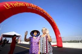 Người dân hân hoan trong ngày cầu Phước Long nối quận 7 với Nhà Bè thông xe