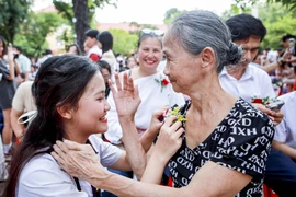 Hình ảnh xúc động ngày chia tay tuổi học trò ở THPT Nguyễn Thị Minh Khai