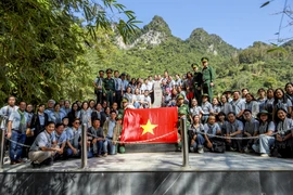 'Chạm' cột mốc 836 (2), chứng kiến lễ chào cờ đặc biệt ở biên giới Cao Bằng