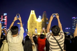 Giới trẻ đổ xô check-in “view triệu đô” Nhà thờ Đức Bà Sài Gòn 