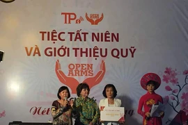 Hơn 100 nữ phóng viên khoe sắc trong Nét duyên bút hồng