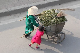 Bộ ảnh mẹ con chị lao công ngày tết gây xúc động mạnh
