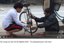 Xúc động clip 'Thử lòng người vá xe và cái kết bất ngờ'