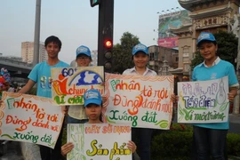 Bảng hiệu dễ thương xuống đường hưởng ứng Giờ Trái đất