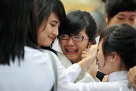 Rưng rưng nghe thầy hiệu trưởng dặn dò học trò ngày chia tay