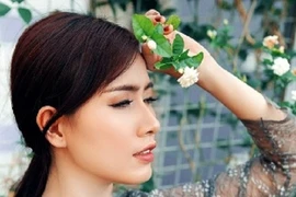Ngắm Phan Thị Mơ quyến rũ, mong manh trong nắng chiều