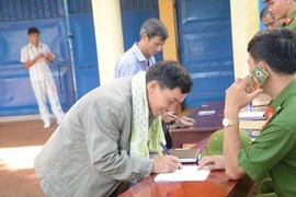 'Con bảo đợi bố thụ án về mới lập gia đình'