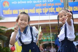 'Sáng nay con tự dậy sớm đi khai giảng, không cần ba gọi luôn'