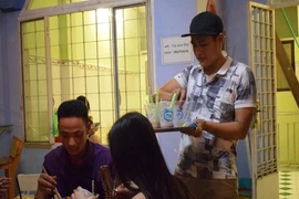 Thăm 'hot boy trà sữa' đại náo Thách thức danh hài