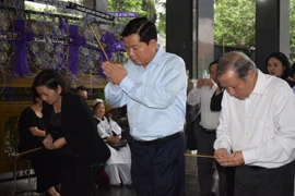 Bí thư Thăng đến viếng PGS-nhạc sỹ Ca Lê Thuần