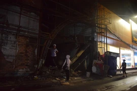 Cháy gara cũ, dân phá rào xông vào dập lửa